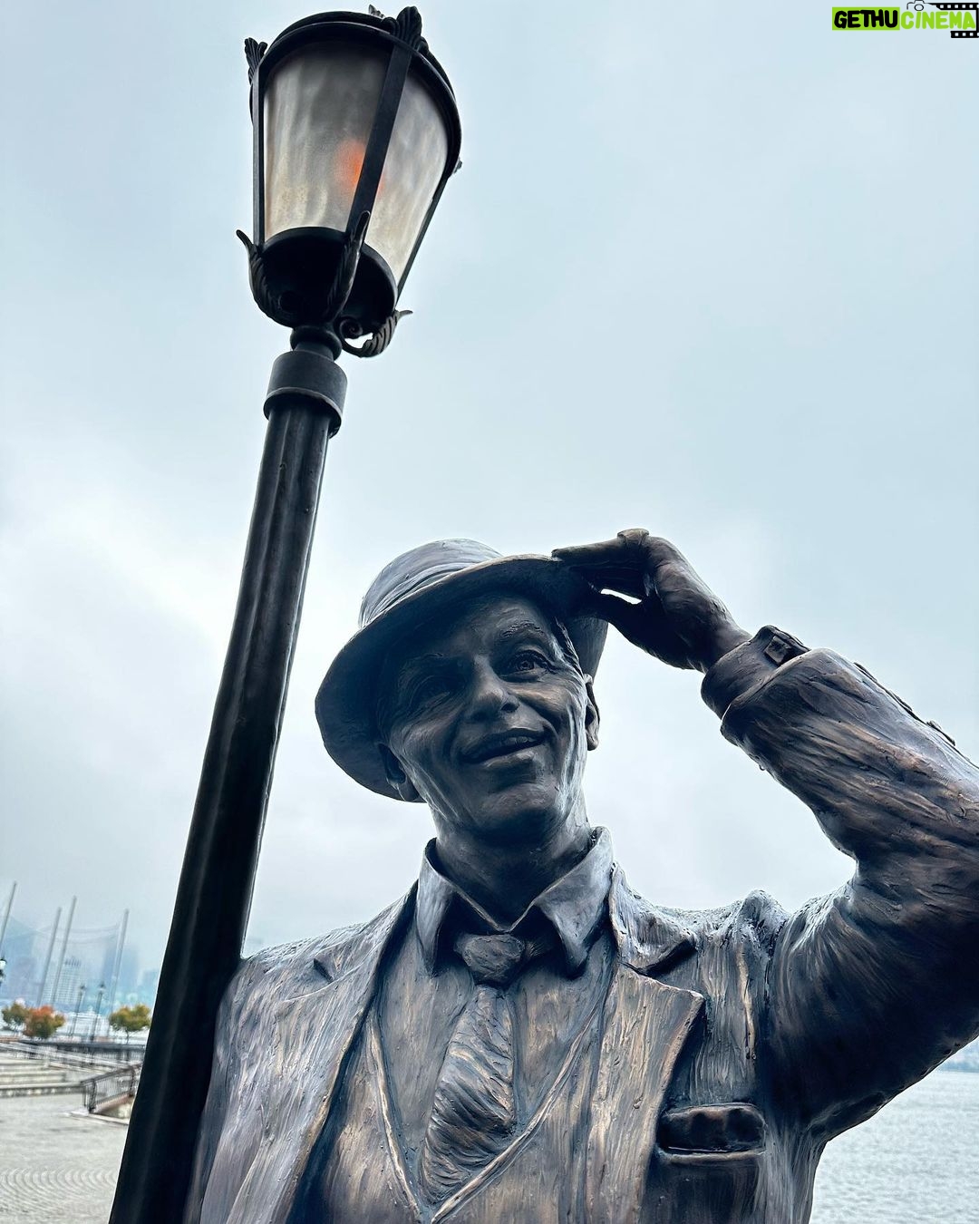 Clementino Instagram - Eccomi nel #NewJersey 🇺🇸🎶 #Hoboken la città del grande Frank Sinatra. Con questa atmosfera si respira la malinconia della musica in un modo incredibile. New Jersey