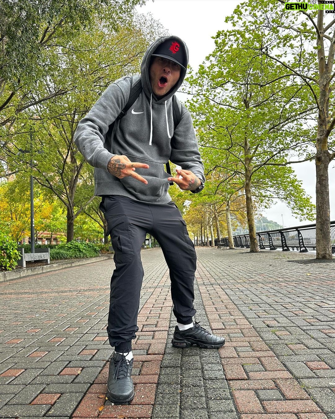 Clementino Instagram - Eccomi nel #NewJersey 🇺🇸🎶 #Hoboken la città del grande Frank Sinatra. Con questa atmosfera si respira la malinconia della musica in un modo incredibile. New Jersey
