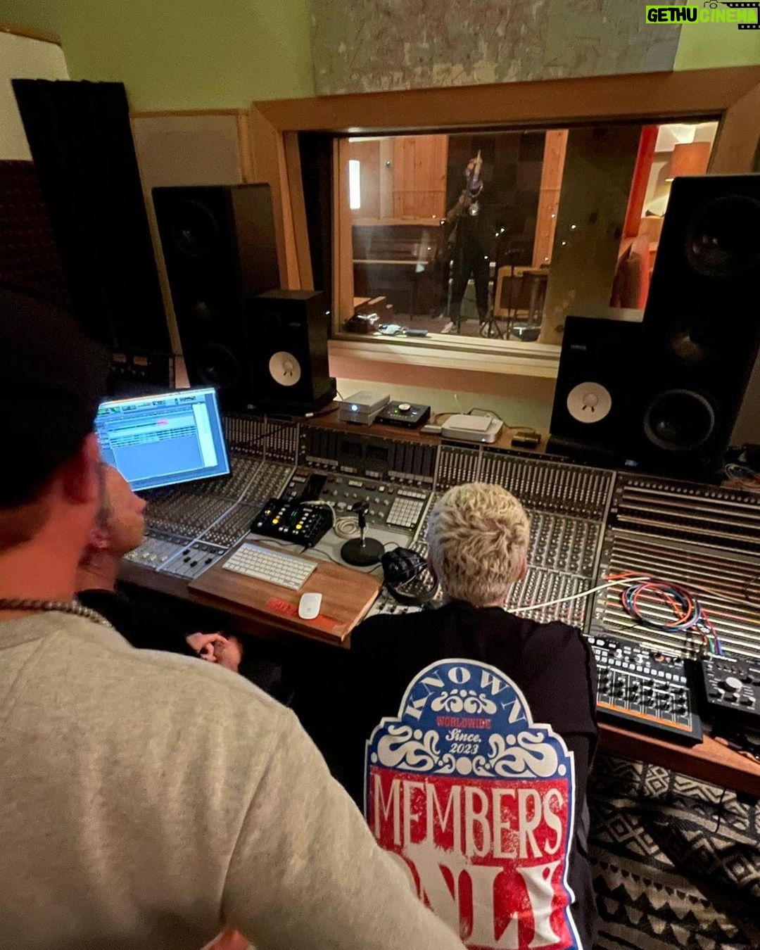 Clementino Instagram - Brooklyn π πΊπΈ Sono passato a salutare un poβ di amici e a registrare delle bombe in studio e in radio che ascolterete molto presto π₯ #brooklyn #brooklynbridge #newyork #newyorker #newyorkcity #usa Brooklyn, New York
