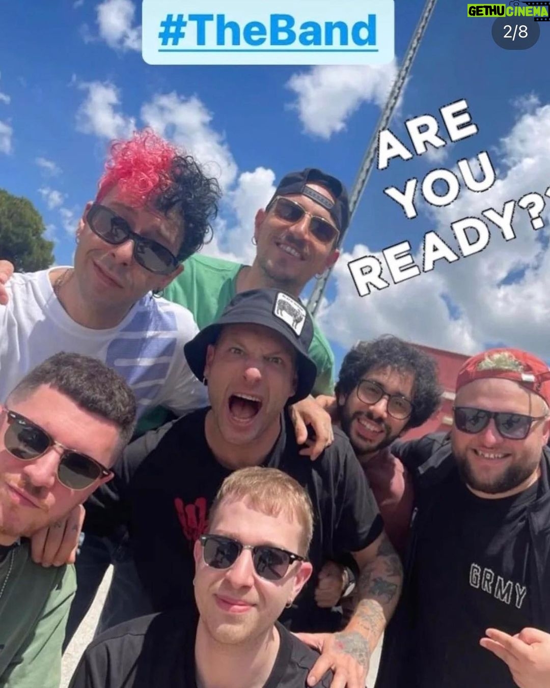 Clementino Instagram - NAPOLI RAP OG 🔥🐺 Oggi diamo i numeri : Con “MEZZO MILIONE” di persone in totale ai concerti, il #Clementinolive2023 è stato di sicuro uno dei tour più visti di questa estate in Italia 🇮🇹 (Guardare per credere) “53” date “500’000” Spettatori “7” elementi della band “2” ore di spettacolo a sera “35” persone dello staff (Nelle Piazze, si bravo, le piazze, dove la gente non paga…) “Migliaia” di Kilometri macinati A’ Gent… La passione per il Rap che non mi toglieranno mai. La nostra squadra che amo. La piazze… Quelle che.. tutti dicono che “è facile suonare nelle piazze ! “ Qualcuno crede sia facile fare le piazze… Mettere insieme le persone di tutte le età… Dal ragazzo che vuole il freestyle Al bambino che vuole Guardando la luna Al Signore che vuole Don Raffaè Al nostalgico che vuole il rap dei miei primi dischi Alla Signora che mi guarda a The Voice’ E noi gli abbiamo dato tutto quello che volevano e che volevamo !!!! Ah volevo aggiungere… tutto su “1 “sola gamba ! 😂 Grazie guagliù 💙💙💙💙💙 Una tournè fantastica, per adesso la migliore della mia carriera. Ora è arrivato il momento di riposarsi un po’. Ci vediamo presto !!! Ma c’è truov semp miez a via !! #ClementinoLive2023 Tour Life