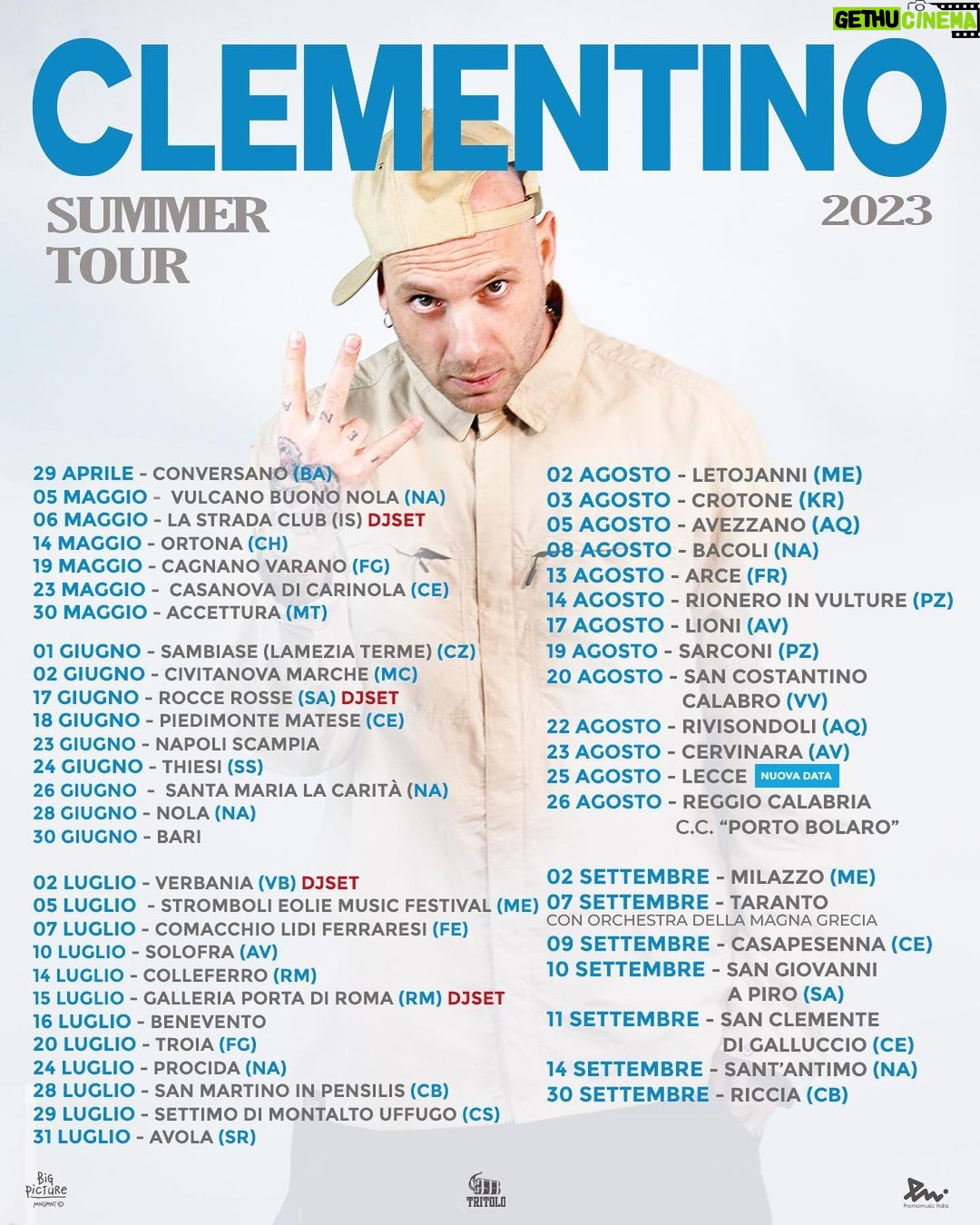 Clementino Instagram - NAPOLI RAP OG 🔥🐺 Oggi diamo i numeri : Con “MEZZO MILIONE” di persone in totale ai concerti, il #Clementinolive2023 è stato di sicuro uno dei tour più visti di questa estate in Italia 🇮🇹 (Guardare per credere) “53” date “500’000” Spettatori “7” elementi della band “2” ore di spettacolo a sera “35” persone dello staff (Nelle Piazze, si bravo, le piazze, dove la gente non paga…) “Migliaia” di Kilometri macinati A’ Gent… La passione per il Rap che non mi toglieranno mai. La nostra squadra che amo. La piazze… Quelle che.. tutti dicono che “è facile suonare nelle piazze ! “ Qualcuno crede sia facile fare le piazze… Mettere insieme le persone di tutte le età… Dal ragazzo che vuole il freestyle Al bambino che vuole Guardando la luna Al Signore che vuole Don Raffaè Al nostalgico che vuole il rap dei miei primi dischi Alla Signora che mi guarda a The Voice’ E noi gli abbiamo dato tutto quello che volevano e che volevamo !!!! Ah volevo aggiungere… tutto su “1 “sola gamba ! 😂 Grazie guagliù 💙💙💙💙💙 Una tournè fantastica, per adesso la migliore della mia carriera. Ora è arrivato il momento di riposarsi un po’. Ci vediamo presto !!! Ma c’è truov semp miez a via !! #ClementinoLive2023 Tour Life