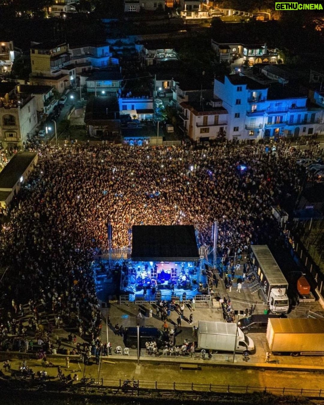 Clementino Instagram - NAPOLI RAP OG 🔥🐺 Oggi diamo i numeri : Con “MEZZO MILIONE” di persone in totale ai concerti, il #Clementinolive2023 è stato di sicuro uno dei tour più visti di questa estate in Italia 🇮🇹 (Guardare per credere) “53” date “500’000” Spettatori “7” elementi della band “2” ore di spettacolo a sera “35” persone dello staff (Nelle Piazze, si bravo, le piazze, dove la gente non paga…) “Migliaia” di Kilometri macinati A’ Gent… La passione per il Rap che non mi toglieranno mai. La nostra squadra che amo. La piazze… Quelle che.. tutti dicono che “è facile suonare nelle piazze ! “ Qualcuno crede sia facile fare le piazze… Mettere insieme le persone di tutte le età… Dal ragazzo che vuole il freestyle Al bambino che vuole Guardando la luna Al Signore che vuole Don Raffaè Al nostalgico che vuole il rap dei miei primi dischi Alla Signora che mi guarda a The Voice’ E noi gli abbiamo dato tutto quello che volevano e che volevamo !!!! Ah volevo aggiungere… tutto su “1 “sola gamba ! 😂 Grazie guagliù 💙💙💙💙💙 Una tournè fantastica, per adesso la migliore della mia carriera. Ora è arrivato il momento di riposarsi un po’. Ci vediamo presto !!! Ma c’è truov semp miez a via !! #ClementinoLive2023 Tour Life