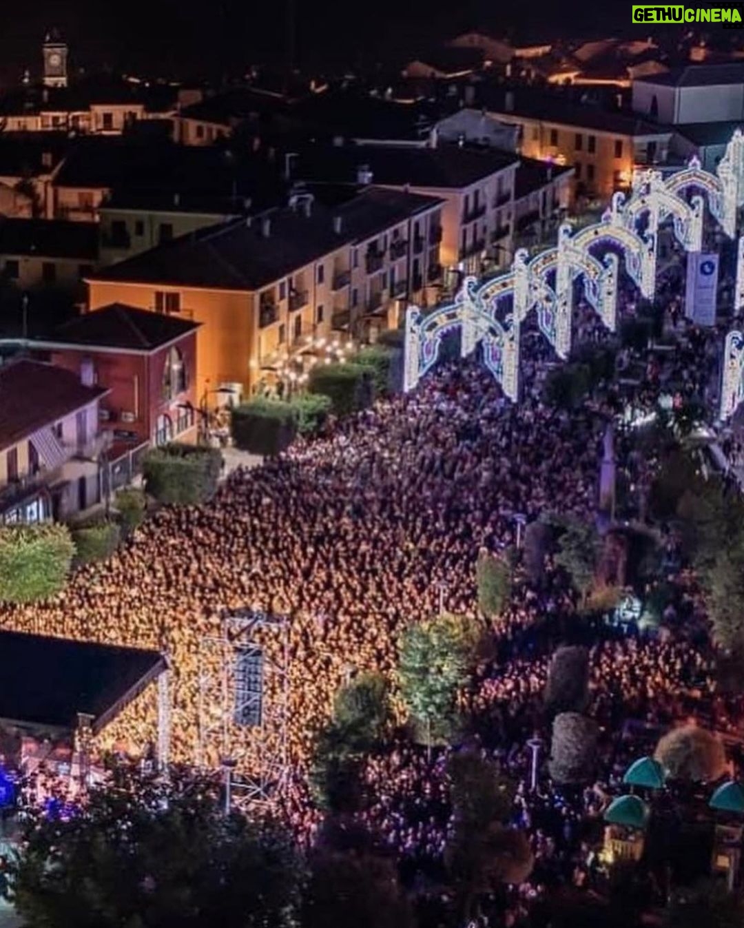 Clementino Instagram - NAPOLI RAP OG 🔥🐺 Oggi diamo i numeri : Con “MEZZO MILIONE” di persone in totale ai concerti, il #Clementinolive2023 è stato di sicuro uno dei tour più visti di questa estate in Italia 🇮🇹 (Guardare per credere) “53” date “500’000” Spettatori “7” elementi della band “2” ore di spettacolo a sera “35” persone dello staff (Nelle Piazze, si bravo, le piazze, dove la gente non paga…) “Migliaia” di Kilometri macinati A’ Gent… La passione per il Rap che non mi toglieranno mai. La nostra squadra che amo. La piazze… Quelle che.. tutti dicono che “è facile suonare nelle piazze ! “ Qualcuno crede sia facile fare le piazze… Mettere insieme le persone di tutte le età… Dal ragazzo che vuole il freestyle Al bambino che vuole Guardando la luna Al Signore che vuole Don Raffaè Al nostalgico che vuole il rap dei miei primi dischi Alla Signora che mi guarda a The Voice’ E noi gli abbiamo dato tutto quello che volevano e che volevamo !!!! Ah volevo aggiungere… tutto su “1 “sola gamba ! 😂 Grazie guagliù 💙💙💙💙💙 Una tournè fantastica, per adesso la migliore della mia carriera. Ora è arrivato il momento di riposarsi un po’. Ci vediamo presto !!! Ma c’è truov semp miez a via !! #ClementinoLive2023 Tour Life