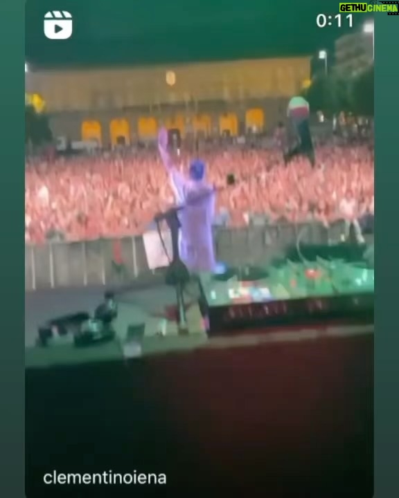 Clementino Instagram - NAPOLI RAP OG 🔥🐺 Oggi diamo i numeri : Con “MEZZO MILIONE” di persone in totale ai concerti, il #Clementinolive2023 è stato di sicuro uno dei tour più visti di questa estate in Italia 🇮🇹 (Guardare per credere) “53” date “500’000” Spettatori “7” elementi della band “2” ore di spettacolo a sera “35” persone dello staff (Nelle Piazze, si bravo, le piazze, dove la gente non paga…) “Migliaia” di Kilometri macinati A’ Gent… La passione per il Rap che non mi toglieranno mai. La nostra squadra che amo. La piazze… Quelle che.. tutti dicono che “è facile suonare nelle piazze ! “ Qualcuno crede sia facile fare le piazze… Mettere insieme le persone di tutte le età… Dal ragazzo che vuole il freestyle Al bambino che vuole Guardando la luna Al Signore che vuole Don Raffaè Al nostalgico che vuole il rap dei miei primi dischi Alla Signora che mi guarda a The Voice’ E noi gli abbiamo dato tutto quello che volevano e che volevamo !!!! Ah volevo aggiungere… tutto su “1 “sola gamba ! 😂 Grazie guagliù 💙💙💙💙💙 Una tournè fantastica, per adesso la migliore della mia carriera. Ora è arrivato il momento di riposarsi un po’. Ci vediamo presto !!! Ma c’è truov semp miez a via !! #ClementinoLive2023 Tour Life
