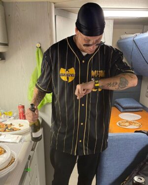 Clementino Instagram - 🐝 🐝🐝
Ultima data del #clementinolive2023 
Grazie Riccia Campobasso ❤️