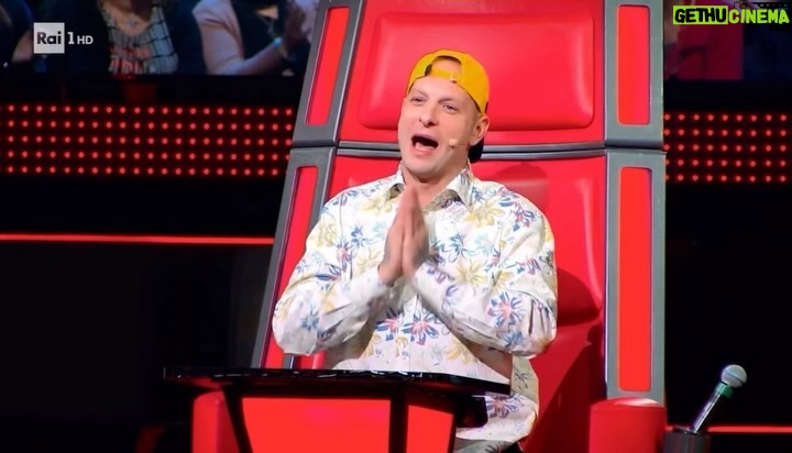 Clementino Instagram - Boom di ascolti per #thevoicekidsit che cresce al 23,6% con 3.571.000. Record stagionale in share e terza vittoria consecutiva. Ci confermiamo la trasmissione più seguita del Venerdì sera 🩵📺 Ci vediamo venerdì per la finale !!! @thevoice_italy #TheVoiceKids Televisione