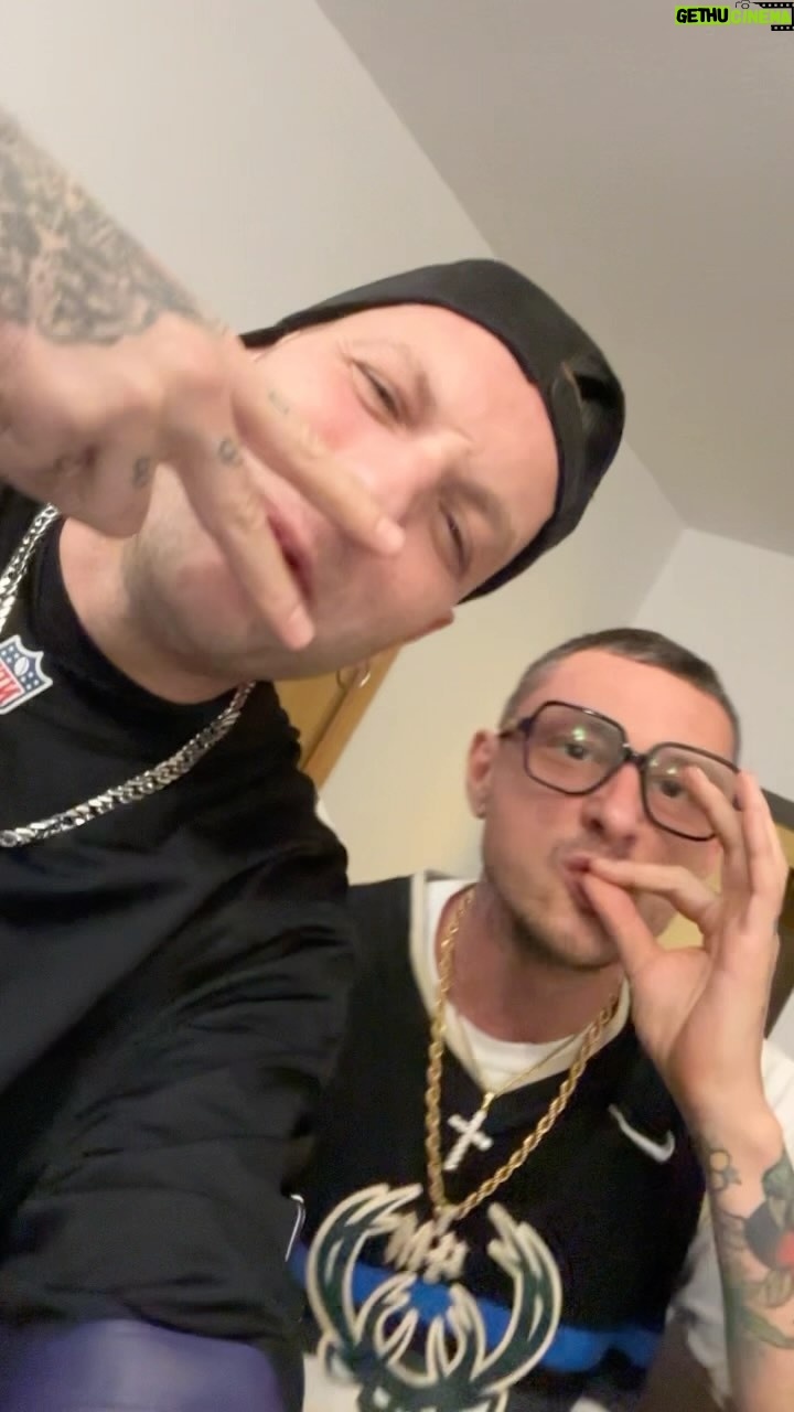 Clementino Instagram - Leggenda da Bar ππ·π @inoki.ness feat @clementinoiena Fuori adesso dovunque π₯ Prod @jjjanax Tnx @orangle_records #rap #hiphop #trap #perte #neiperte #inoki #clementino #napoli #bologna #milano #roma #italia #sicilia #puglia #newyork #losangeles Legends of Hip-Hop