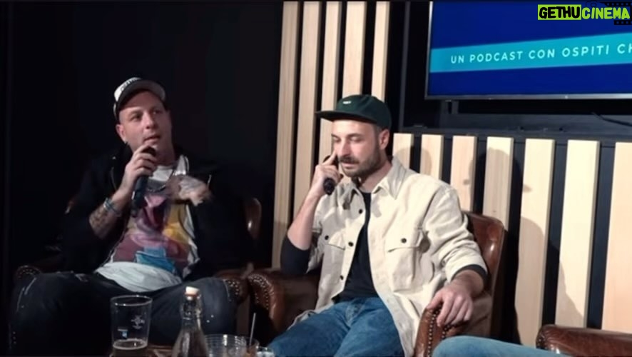 Clementino Instagram - Suonare nelle PIAZZE ! Giusto o Sbagliato?? πΆπποΈ @invito_a_cena_con_delivery @paolomaccaro @_veronica_pinelli @paolomaccaro In Piazza
