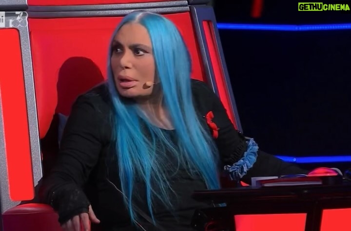 Clementino Instagram - CHEST È THE VOICE!!! 🩵😂😂😂📺 🏴☠️ Un Venerdì di fuoco🔥 Grazie per averci seguito!!!!!!! @thevoice_italy Ci vediamo la settimana prossima!!!!!! Italy
