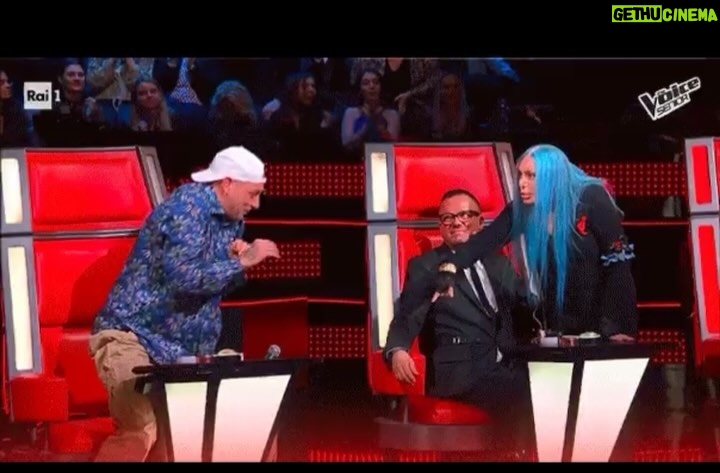 Clementino Instagram - CHEST È THE VOICE!!! 🩵😂😂😂📺 🏴☠️ Un Venerdì di fuoco🔥 Grazie per averci seguito!!!!!!! @thevoice_italy Ci vediamo la settimana prossima!!!!!! Italy
