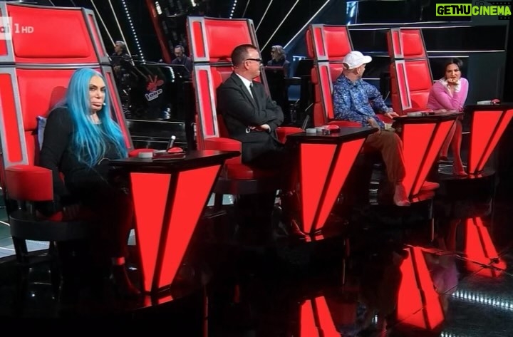 Clementino Instagram - CHEST È THE VOICE!!! 🩵😂😂😂📺 🏴☠️ Un Venerdì di fuoco🔥 Grazie per averci seguito!!!!!!! @thevoice_italy Ci vediamo la settimana prossima!!!!!! Italy