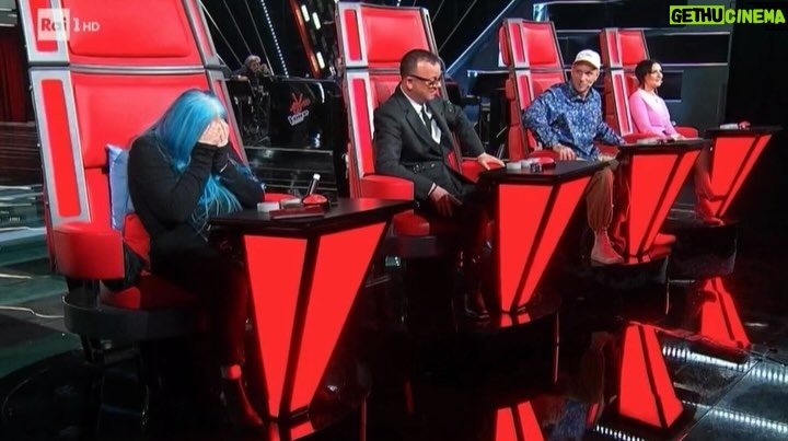 Clementino Instagram - Son Fresco! 🥤💋 🩵 The Voice !!! Grazie per averci seguito !! Appuntamento a venerdì prossimo!!! @thevoice_italy Italy
