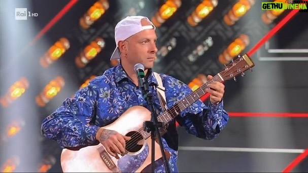 Clementino Instagram - Son Fresco! 🥤💋 🩵 The Voice !!! Grazie per averci seguito !! Appuntamento a venerdì prossimo!!! @thevoice_italy Italy