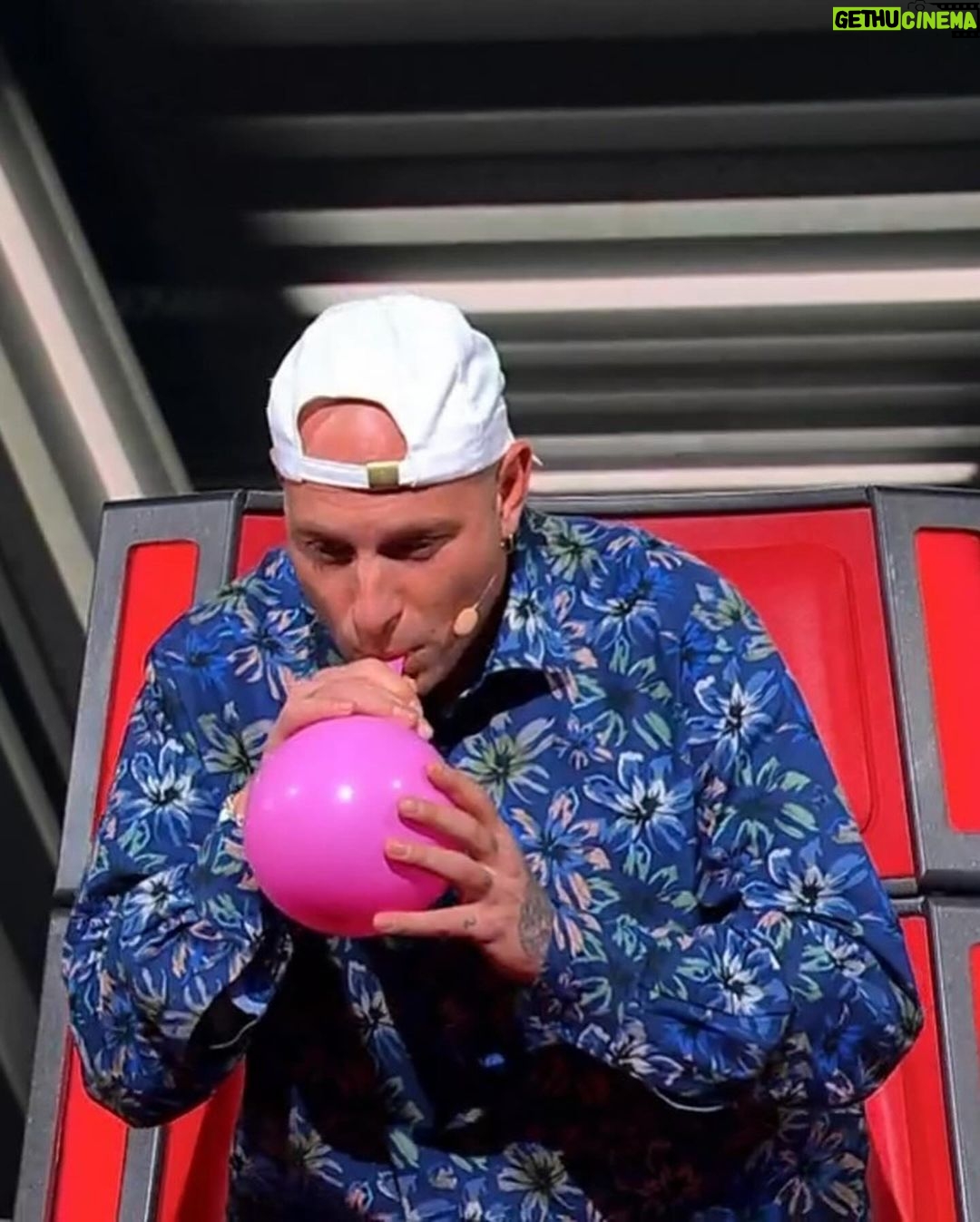 Clementino Instagram - The Voice !! Grazie per averci seguito 🩵 #TheVoiceSenior ci vediamo Venerdì !! @thevoice_italy The Voice of Italy