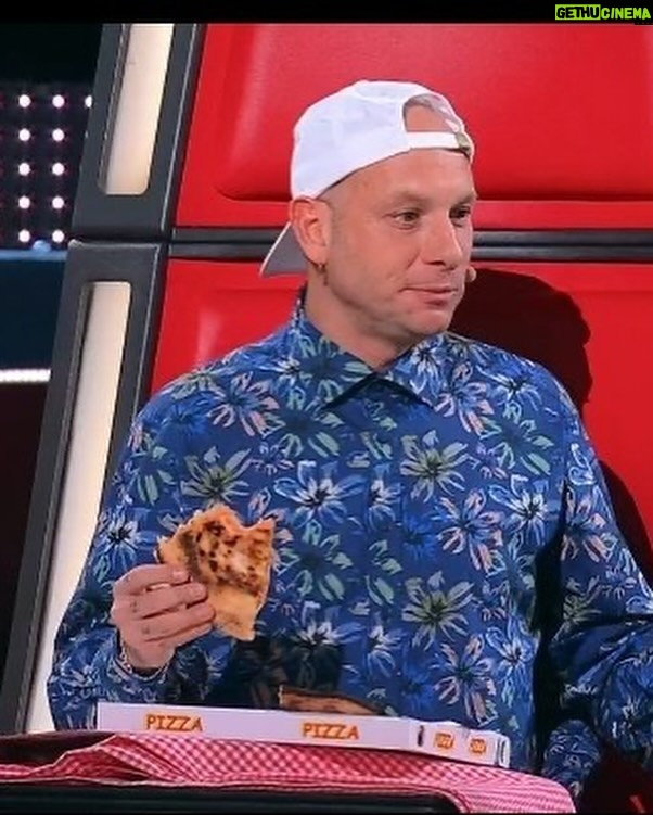 Clementino Instagram - The Voice !! Grazie per averci seguito 🩵 #TheVoiceSenior ci vediamo Venerdì !! @thevoice_italy The Voice of Italy