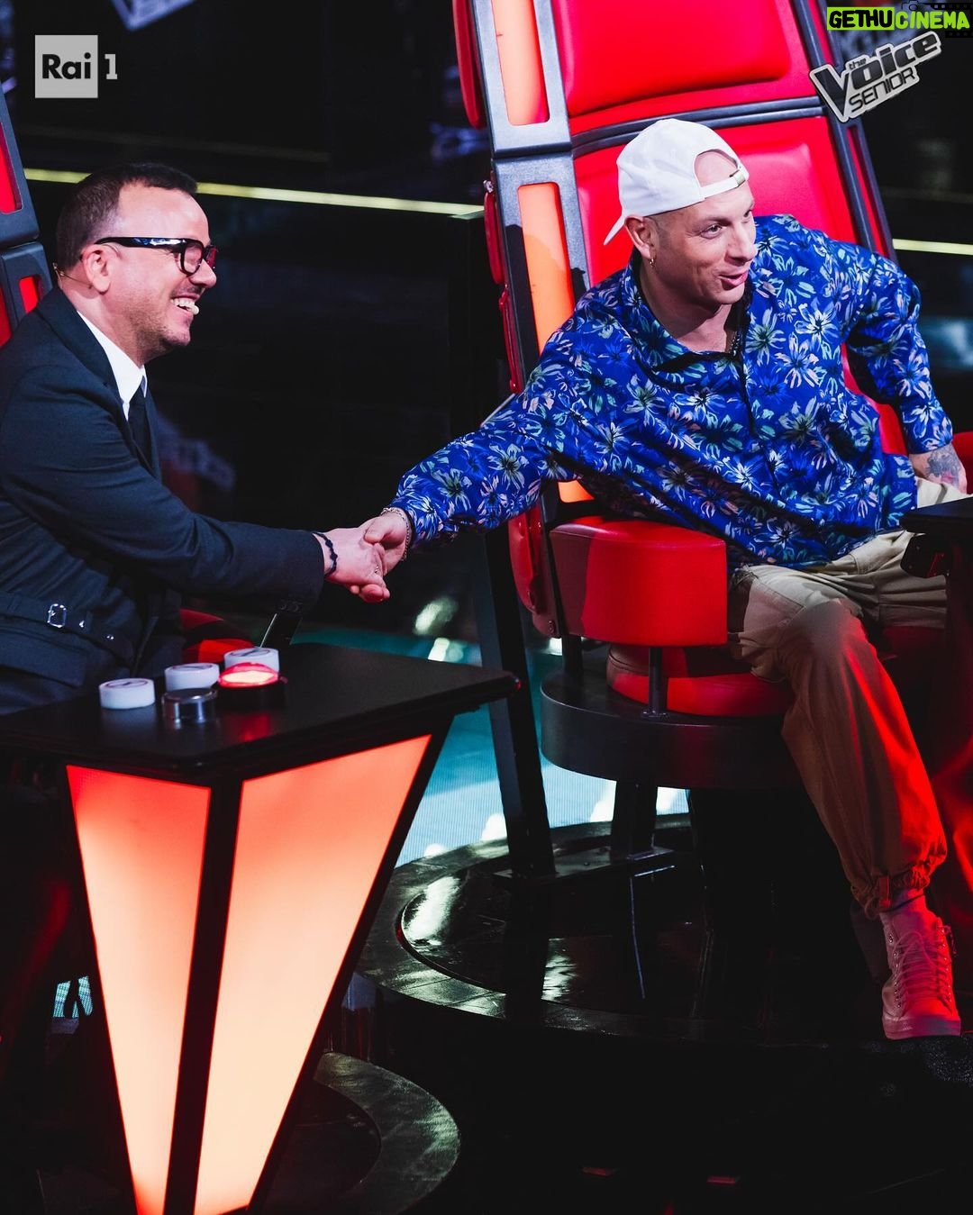 Clementino Instagram - The Voice !! Grazie per averci seguito 🩵 #TheVoiceSenior ci vediamo Venerdì !! @thevoice_italy The Voice of Italy