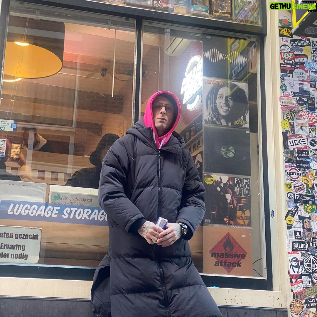 Clementino Instagram - Il disco sta prendendo forma… È stata una settimana fantastica, full immersion di beat e rime. Grazie Amsterdam ! 🇳🇱🩵 A presto! Ci vediamo in Italia Guagliù, più forti di prima!!! #Amsterdam #AmsterDoom Amsterdam, Netherlands