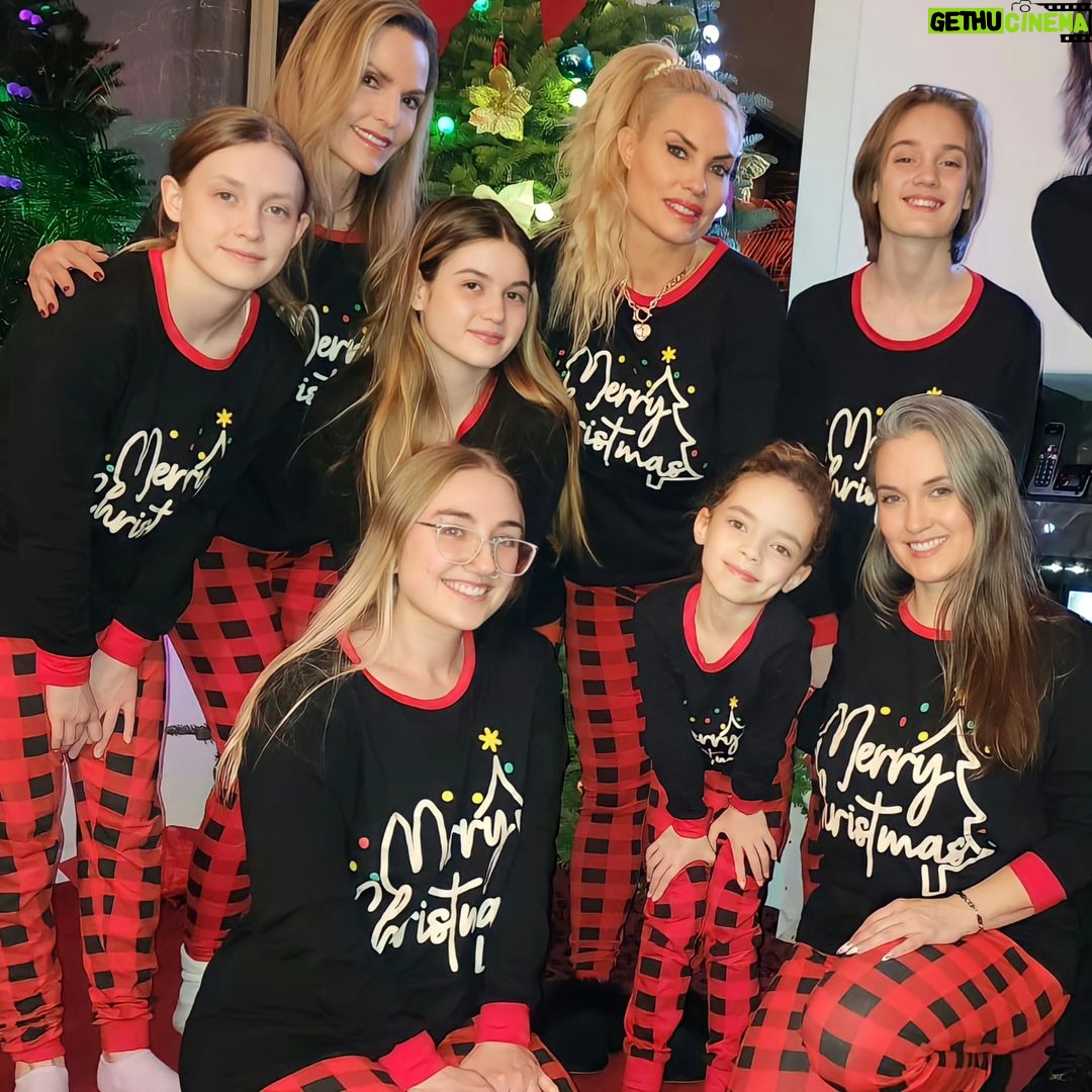 Coco Austin Instagram - Xmas pics 🎄🎄 I didn't take too many this year I was trying to live the moment (Just a small portion of family. The last pic is my mom, my sister kids, girlfriend of her oldest and my sister's grand daughter.. I've got like 35 family members most live in Arizona now. #mom #dad #bigfamily #xmaspics #2023