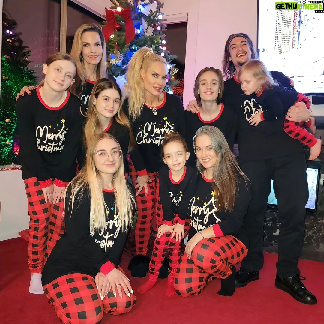 Coco Austin Instagram - Xmas pics 🎄🎄 I didn't take too many this year I was trying to live the moment (Just a small portion of family. The last pic is my mom, my sister kids, girlfriend of her oldest and my sister's grand daughter.. I've got like 35 family members most live in Arizona now. #mom #dad #bigfamily #xmaspics #2023