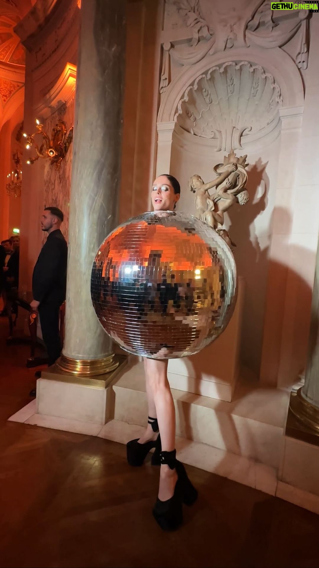 Coco Rocha Instagram - Here’s how runway training @meredithduxbury and @sabrinabahsoon for the @christiancowan show in Paris turned into me wearing a disco ball and dancing with @usher at the @bof gala last night!? Yes, we had a ball 🪩 Shangri-La Paris