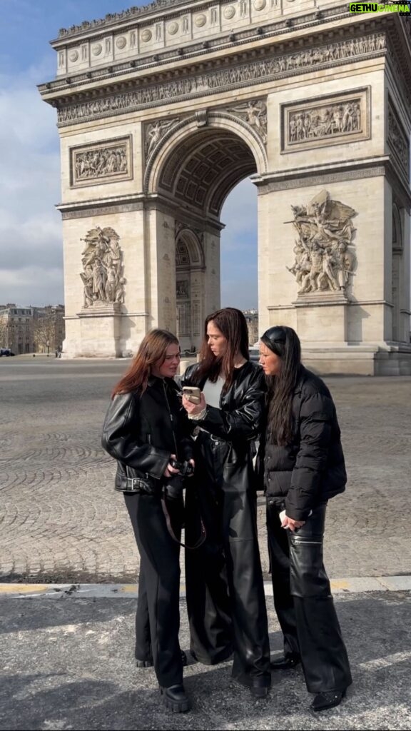 Coco Rocha Instagram - Flew the @CocoRochaModelCamp team to Paris Fashion Week only to take selfies with the arc de triomphe 🖤 @jeaniestehrphoto @carolynrosecina Arc de Triomphe