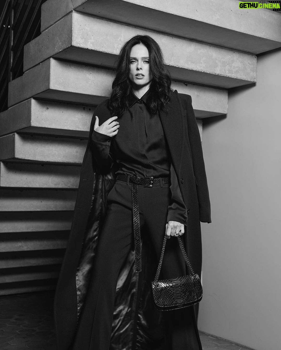 Coco Rocha Instagram - Finally entering jacket weather, my favorite season 🖤 @michaelkors @jeaniestehrphoto @jennyalvesartistry @carolynrosecina New York, New York
