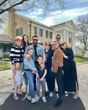 Coco Rocha Instagram - Experiencing #Graceland was a dream come true for me, but witnessing my baby girl @ioniconran’s sheer awe was priceless. She’s been an avid @elvis fan for years, and stepping into his cherished home, frozen in time since 1977, was an unforgettable treat for us all. 🏡✨ @visitgraceland #ElvisPresley
