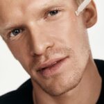 Cody Simpson Instagram - Being a swimmer in the chlorine for hours a day, I’m glad I have @lorealparis to keep my skin hydrated. Stoked to be in their Men Expert campaign for the new L’Oréal Paris Power Age Serum and Moisturiser. It’s full of hyaluronic acid for long-lasting hydration. #lorealmenexpert #lorealparisaunz #ad