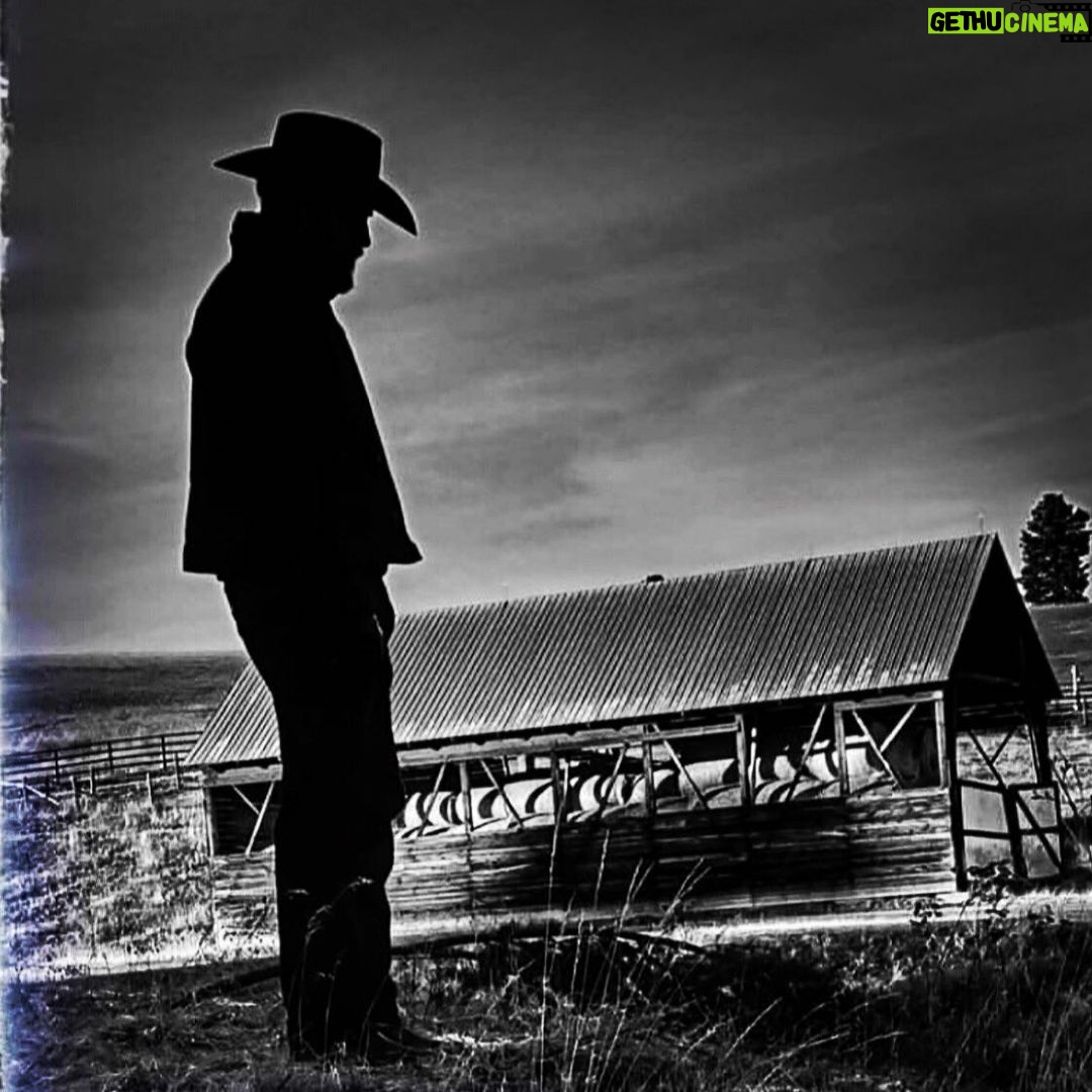 Cole Hauser Instagram - Throw back to S1 @emersonmiller pic. Captured the loneliness of #rip