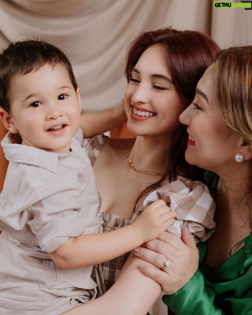 Coleen Garcia-Crawford Instagram - If you’re thinking of what else you can do for your mom tomorrow, why not schedule a family photo shoot with @mymetrophoto? 🥰 They still have a few slots left for their Mother’s Day Marathon shoot tomorrow! Check @nextbymetrophoto’s most recent posts for more details. ✌🏻 Metrophoto has been there to capture some of our most important milestones (SO BEAUTIFULLY!), from our wedding and beyond. They’re amazing at what they do, so this is exciting news for those who want to experience working with them! 🤍 Quezon City, Philippines