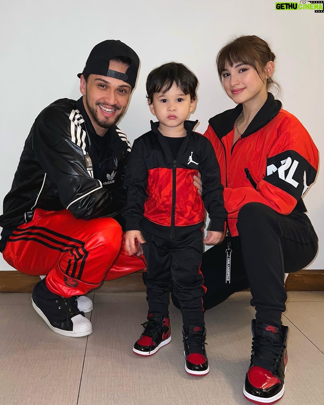 Coleen Garcia-Crawford - 97.5K Likes - Someone kept getting distracted by the flash, so we have one group photo. Wala nang take two. 🤪