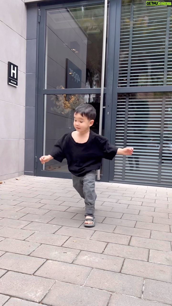 Coleen Garcia-Crawford - 73K Likes - When Tito @luis.ortegarcia is in charge of packing Amari’s extra clothes, and he grabs one of Mommy’s shirts by mistake.. 🙃🤦🏻♀️ Wawa naman my baby
I love it when he tries to say Daddy and Mommy. 😩🤍