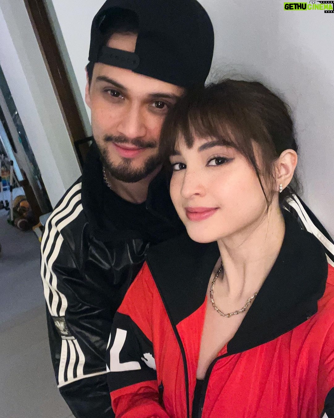 Coleen Garcia-Crawford - 97.5K Likes - Someone kept getting distracted by the flash, so we have one group photo. Wala nang take two. 🤪