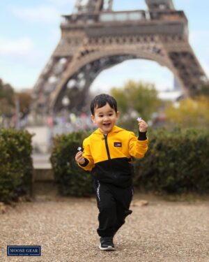 Coleen Garcia-Crawford Instagram - Just the sweetest son ever, running to give Mommy flowers in the most romantic city in the world. 🥹 He learns from the best @billycrawford 😝

Shop his favorite clothes here 👉🏻 @moosegearkids