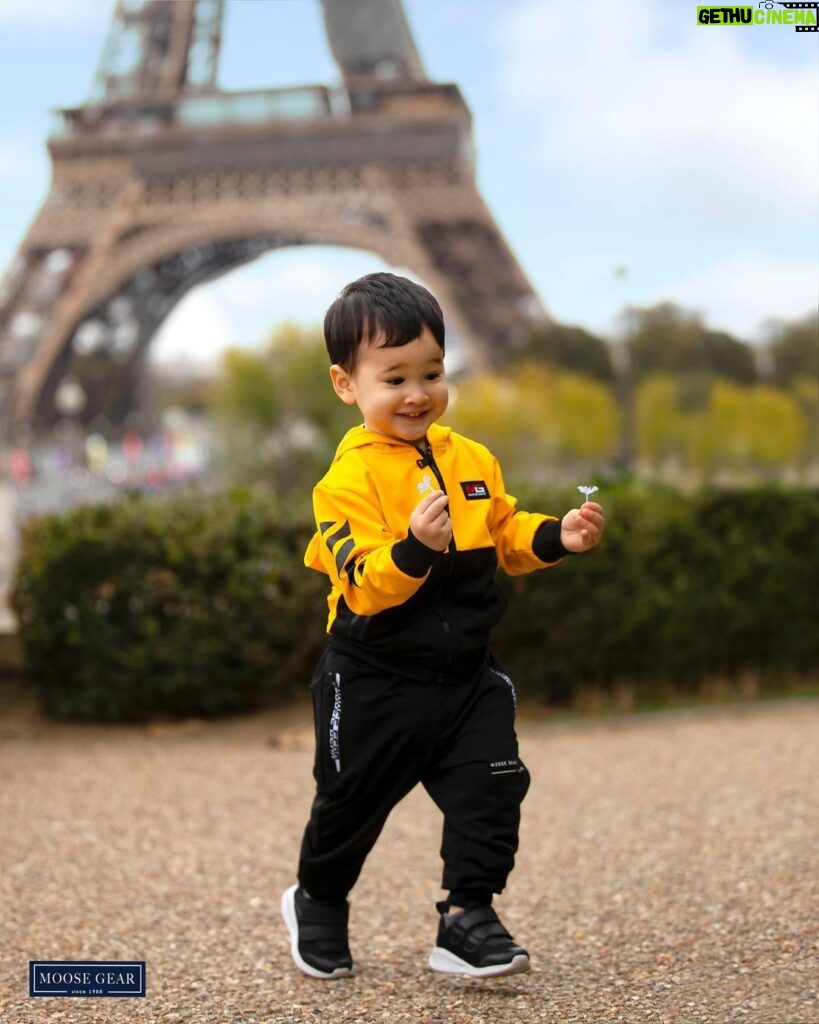 Coleen Garcia-Crawford Instagram - Just the sweetest son ever, running to give Mommy flowers in the most romantic city in the world. 🥹 He learns from the best @billycrawford 😝 Shop his favorite clothes here 👉🏻 @moosegearkids Eiffel Tower, Paris, France