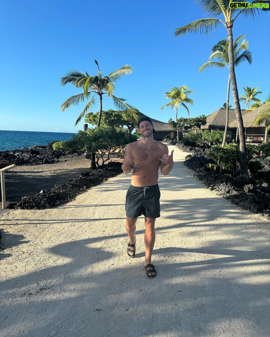 Colton Underwood Instagram - A little Hawaii photo dump on the big island ππ€πΌπΈ @konavillagerosewood