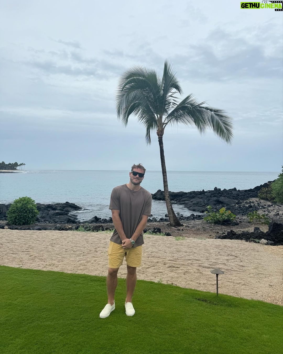 Colton Underwood Instagram - A little Hawaii photo dump on the big island ππ€πΌπΈ @konavillagerosewood