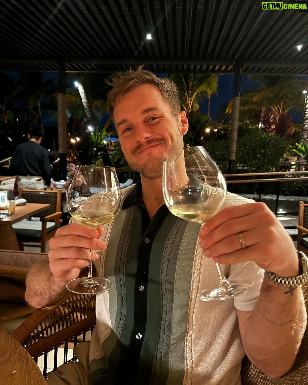 Colton Underwood Instagram - A little Hawaii photo dump on the big island ππ€πΌπΈ @konavillagerosewood
