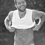 Colton Underwood Instagram – happy Friday 🖤🤍