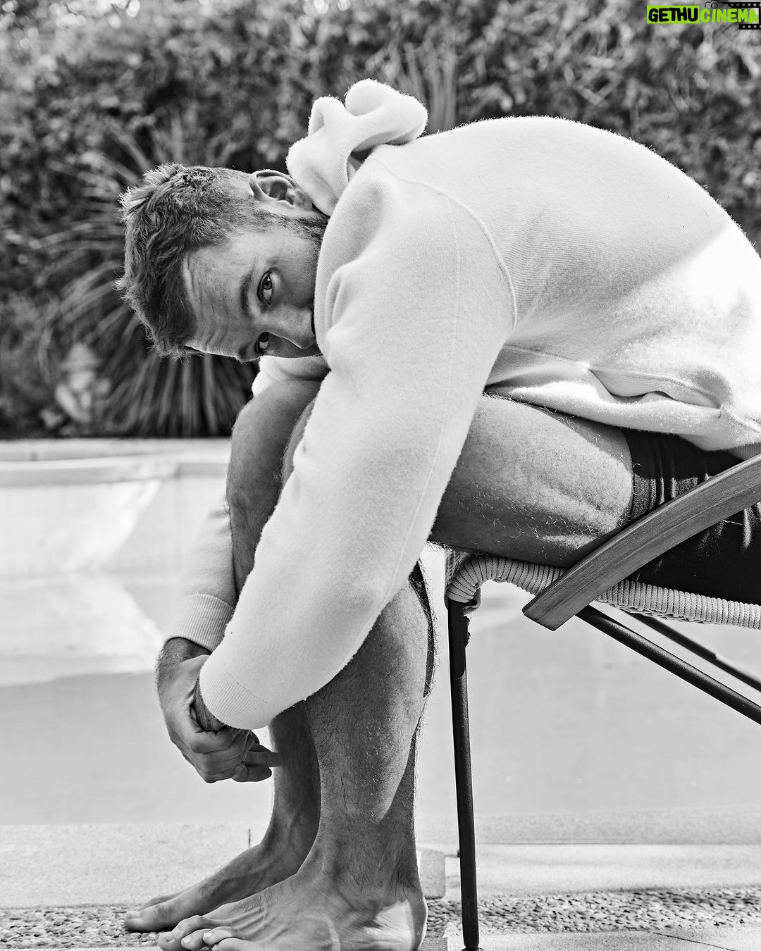 Colton Underwood Instagram - happy Friday. here is a series of me sitting in a chair 😏🤍