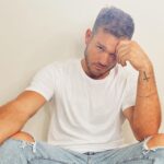 Colton Underwood Instagram – plain white tee and ripped jeans >>>
