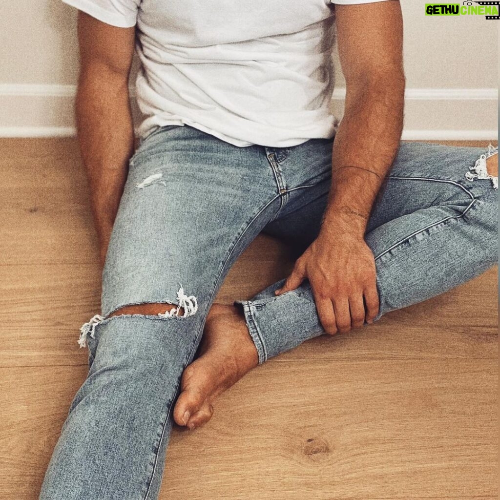 Colton Underwood Instagram - plain white tee and ripped jeans >>>