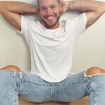 Colton Underwood Instagram – plain white tee and ripped jeans >>>