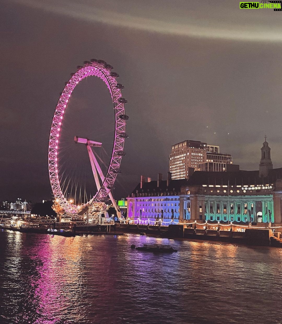 Colton Underwood Instagram - London pies, some friends & a few late nights 🥧🇬🇧♥️ Rosewood London