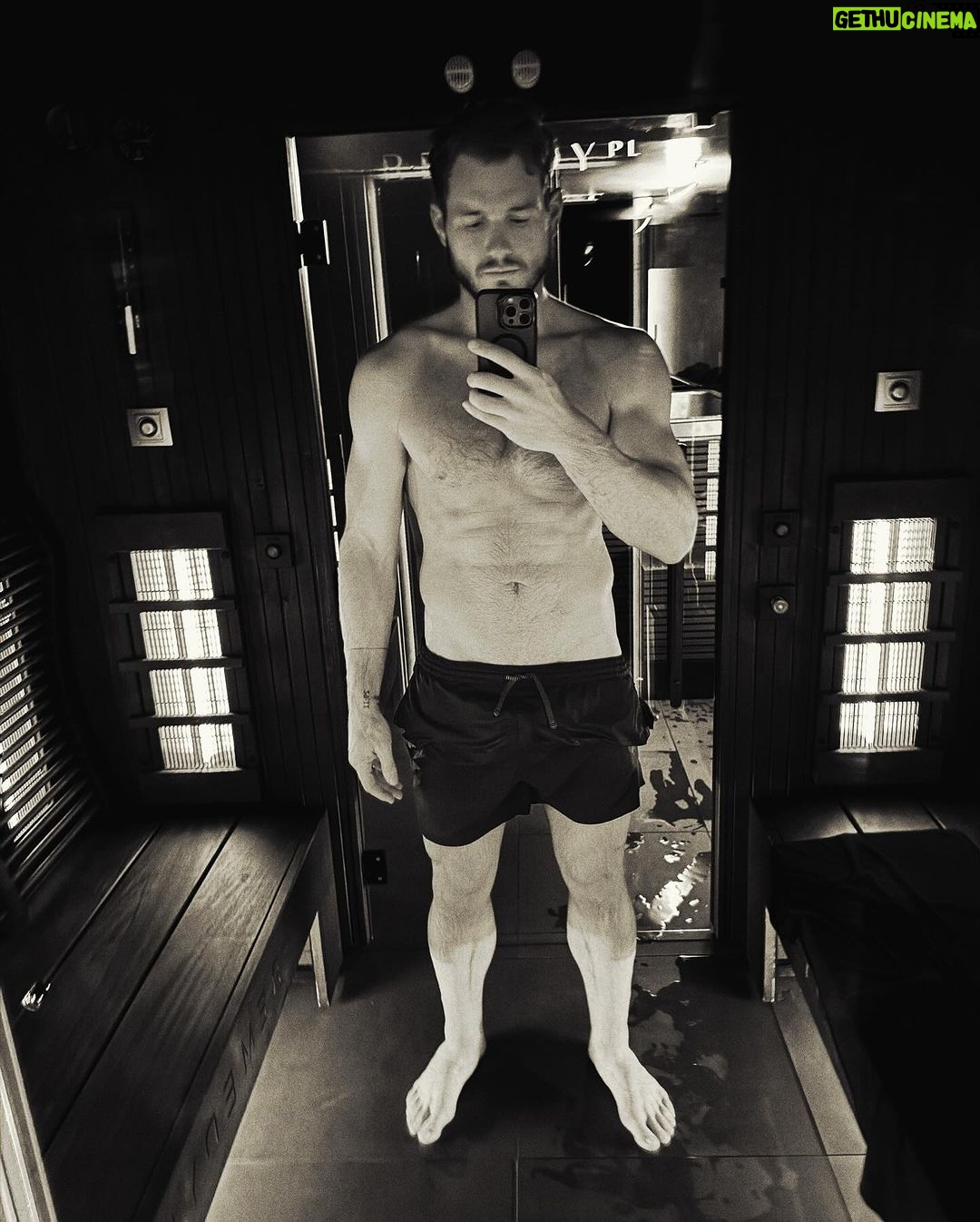 Colton Underwood Instagram - Ice cream, saunas, podcasting, speaking, farm life and friends 🤎🤞🏼also, how is February over already?!