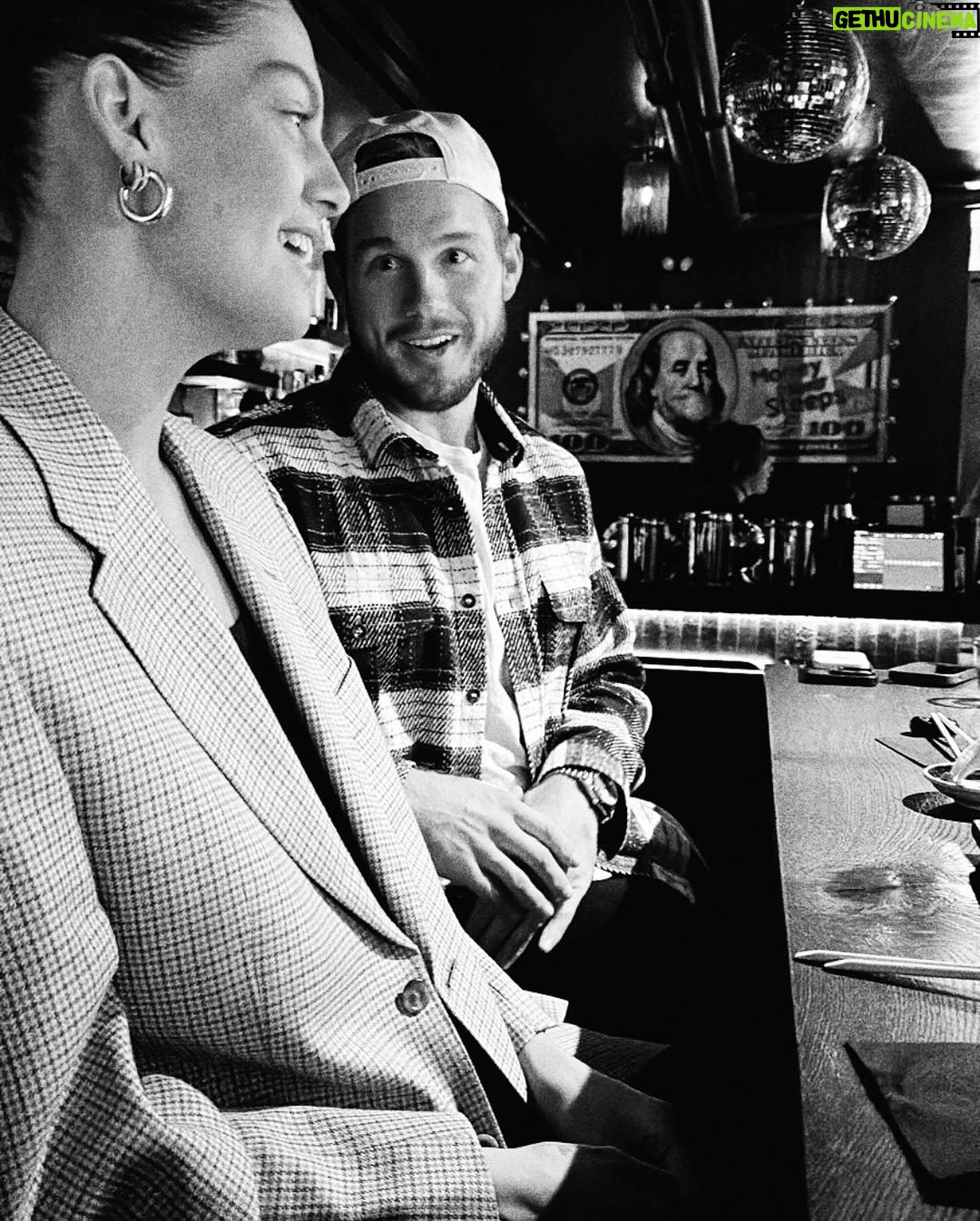 Colton Underwood Instagram - Ice cream, saunas, podcasting, speaking, farm life and friends 🤎🤞🏼also, how is February over already?!