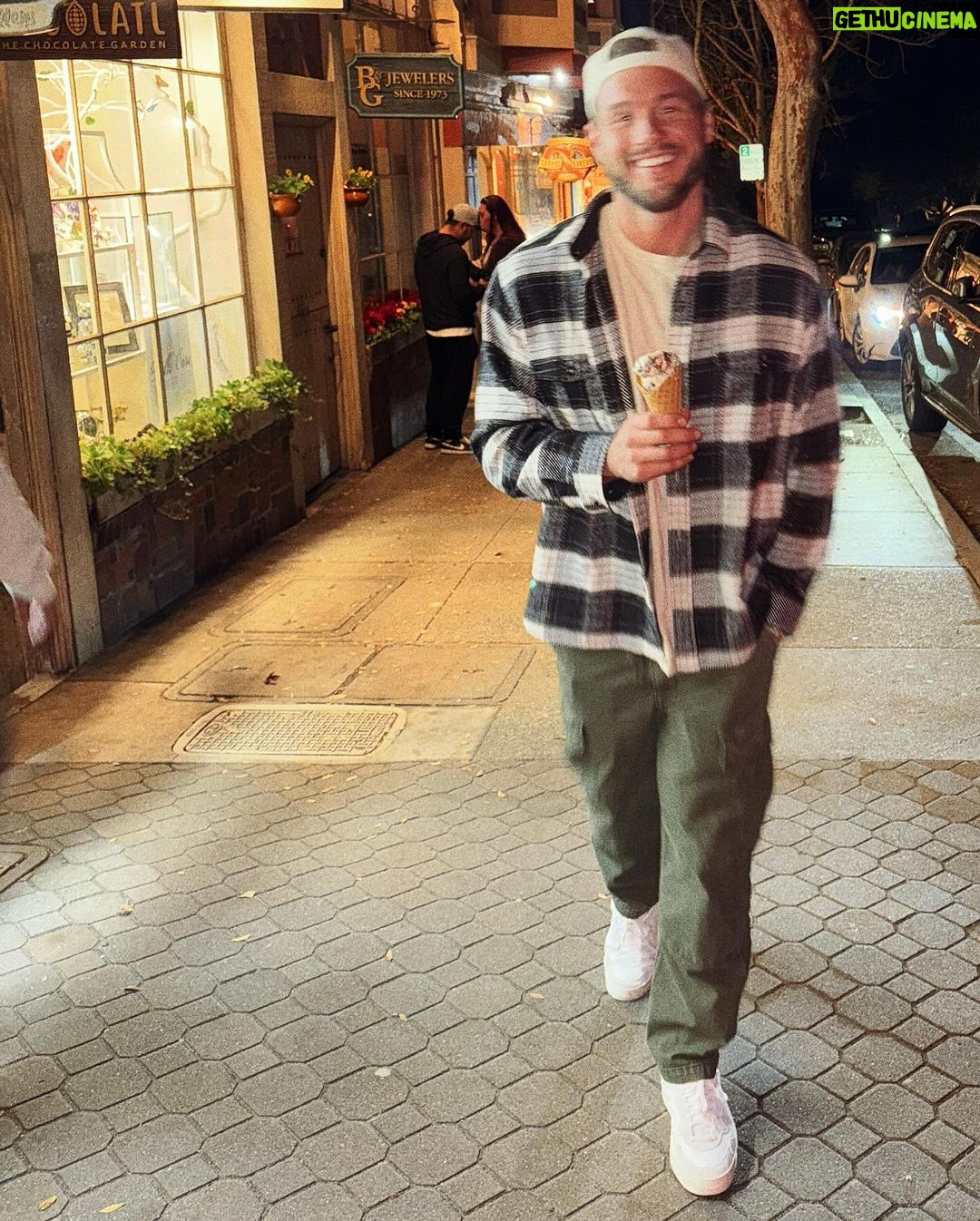Colton Underwood Instagram - Ice cream, saunas, podcasting, speaking, farm life and friends 🤎🤞🏼also, how is February over already?!