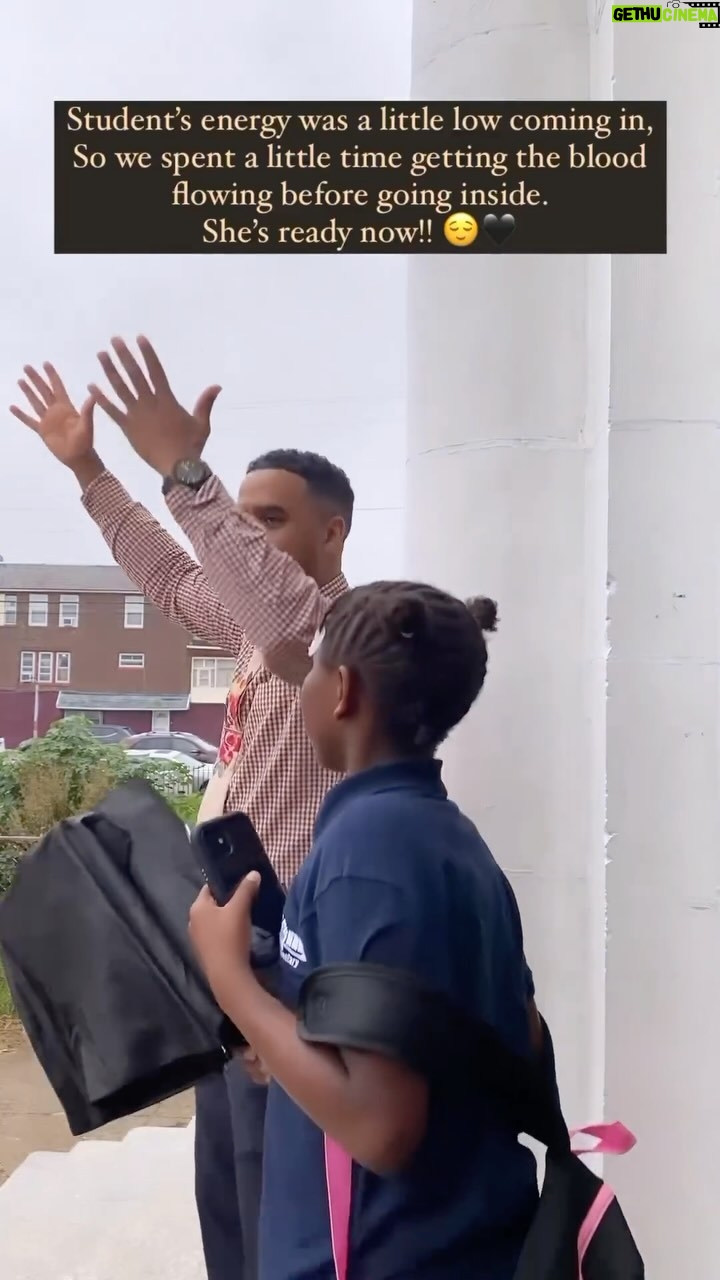 Common - 34K Likes - This is what I’m talking about! This is what.beauty looks like! Starting your day with positive vibes goes a long way. It sets the tone for your mindset. A special s/o to @unklearnold for teaching and uplifting these kids. This is the change we need. This is us rising together! #Make1Change #WeRiseWell.