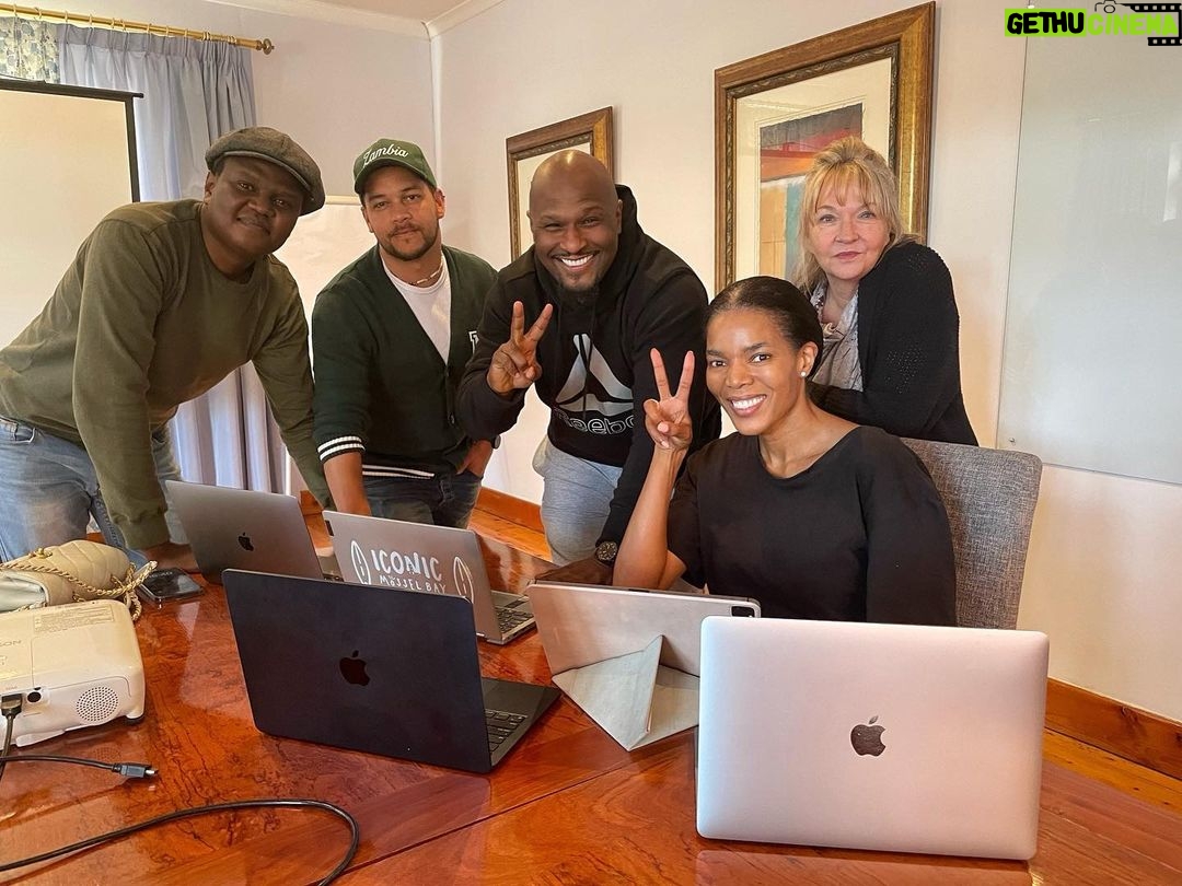 Connie Ferguson Instagram - Doing the things that made the pots to be done!😬 #cookingwithgrease 😍 @samaddavis