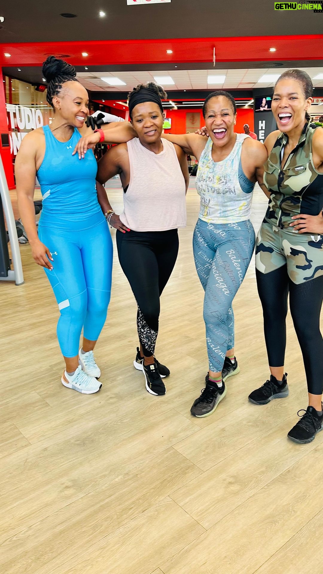 Connie Ferguson Instagram - Leg day was ๐ฅ๐ฅ๐ฅ! Thatโs all! Thank you @training_with_muzzi for a great workout!๐๐พ๐ช๐พ Iโm finna be sore tomorrow!๐ฉ๐ฉ๐ฉ๐๐ฝโโ๏ธ๐ Shem siya ifuna I-V!๐๐ค๐พ๐ช๐พโค๏ธ Thank you my Queens @athaniamothiba @lungsmxo and @gogodineomdlanzi for the team push!๐ฌ Yโall are awesome!๐๐พโค๏ธ #iconniecfit #fitistgenewcool #strongisthenewsexy #spiritmindbodyhealthโค๏ธ